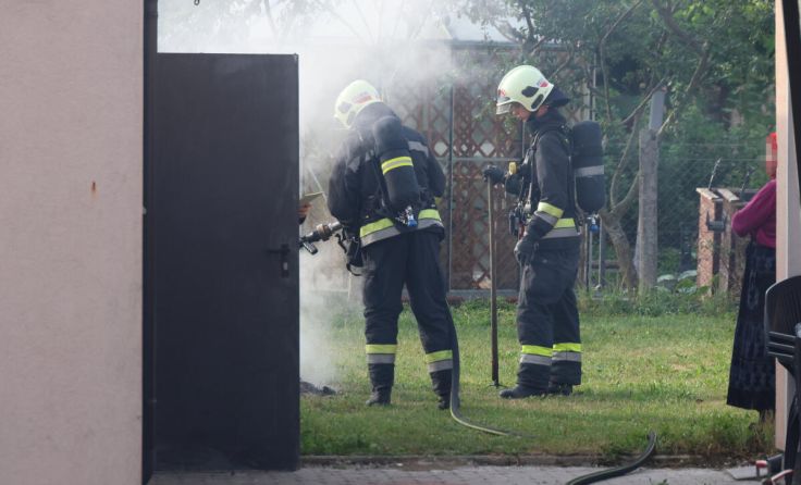 Die Feuerwehr löschte den Abfall komplett ab. (Foto: laumat/Matthias Lauber)