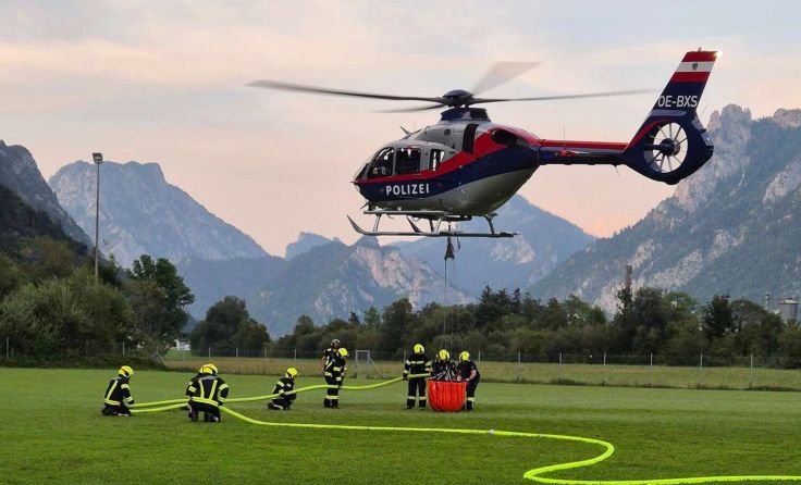 Der Polizeihubschrauber war zur Brandbekämpfung im Einsatz. (Foto: FF Ebensee)