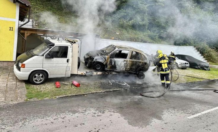 Das Auto am Transporter brannte vollständig aus. (Foto: Bfkdo Amstetten / FF Hollenstein)
