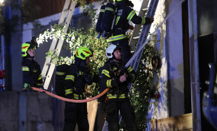 Feuerwehrleute bei den Löscharbeiten (Foto: laumat/Matthias Lauber)
