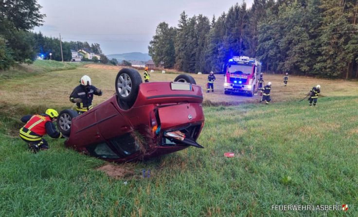 Feuerwehrleute bargen das Unfallauto. (Foto: FF Lasberg)