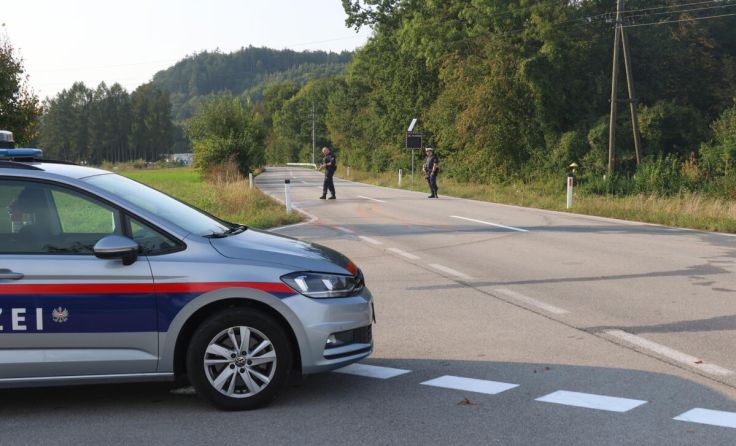 Polizisten an der Unfallstelle (Foto: laumat/Matthias Lauber)
