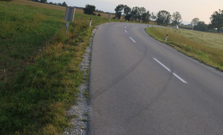 Die Unfallstelle mit dem Bremsspuren (Foto: laumat/Matthias Lauber)
