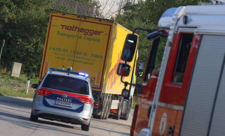 Feuerwehr und Polizei eskortieren den rauchenden Auflieger. (Foto: laumat/Matthias Lauber)