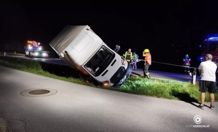 Nächtliche Fahrzeugbergung in Micheldorf (Foto: TEAM FOTOKERSCHI.AT)