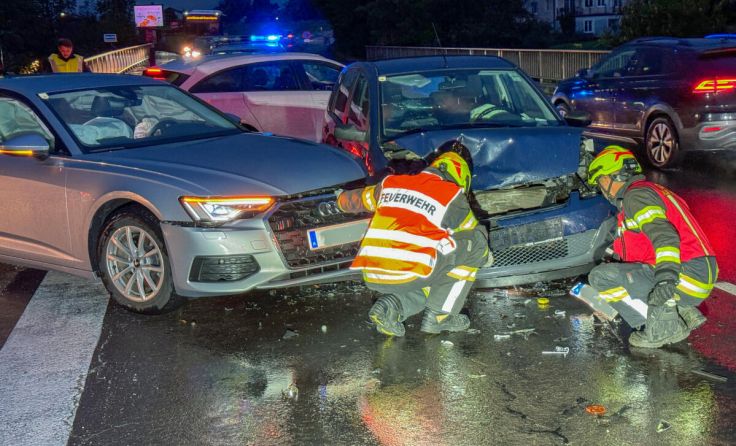 Verkehrsunfall Dienstagmorgen bei der OMV Tankstelle in Mondsee (Foto: C. Stoxreiter)