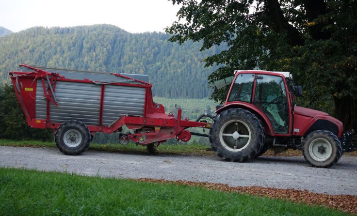Ein Traktor mit einem Ladewagen (Foto: LitterART/stock.adobe.com (Symbolfoto))