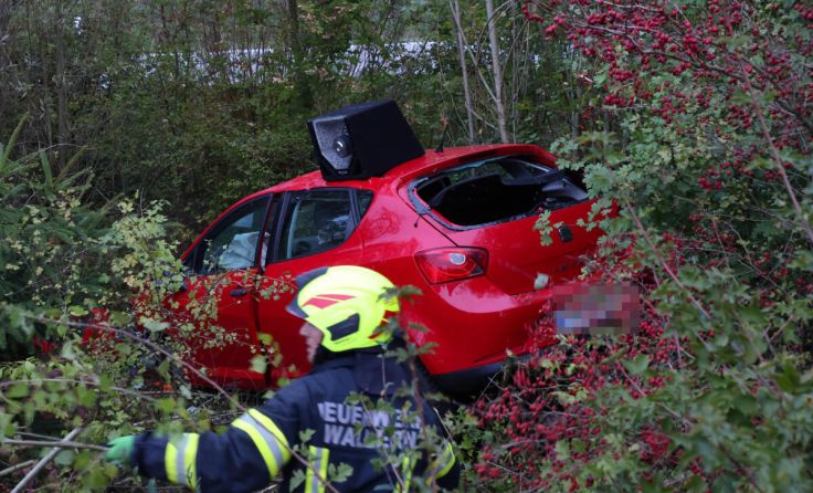 Ein Feuerwehrmann am Weg zum Unfallwrack (Foto: laumat/Matthias Lauber)