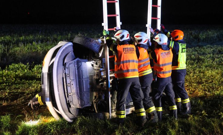 Die Feuerwehr stellte den Wagen wieder auf die Räder. (Foto: laumat/Matthias Lauber)