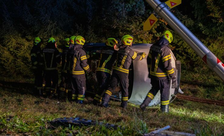 Feuerwehrleute stellten den Wagen wieder auf die Räder (Foto: TEAM FOTOKERSCHI.AT / DAVID RAUSCHER)