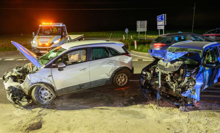 Die beiden Unfallautos wurden schwer beschädigt. (Foto: TEAM FOTOKERSCHI / KERSCHBAUMMAYR)