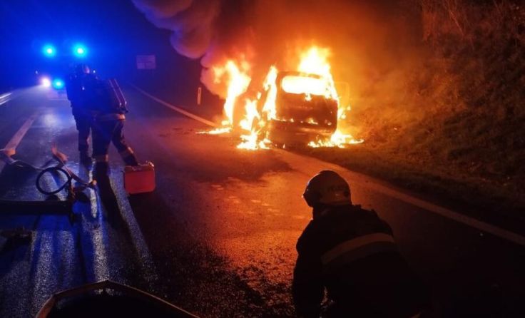 Das Fahrzeug ging am Donnerstag gegen 3 Uhr in Flammen auf. (Foto: Bfkdo Amstetten / FF Oed)