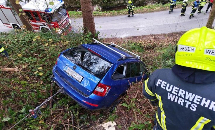 Schwierige Bergung im extrem steilen Waldhang (Foto: Bfkdo Amstetten / FF Wirts)