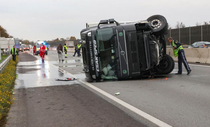 Der umgekippte Lastwagen (Foto: laumat/Matthias Lauber)