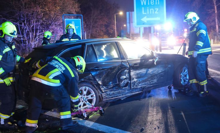 Feuerwehrleute bei den Aufräumarbeiten (Foto: laumat/Matthias Lauber)