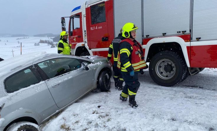 Die Feuerwehr zog das Auto aus dem Graben. (Foto: FF Schenkenfelden)