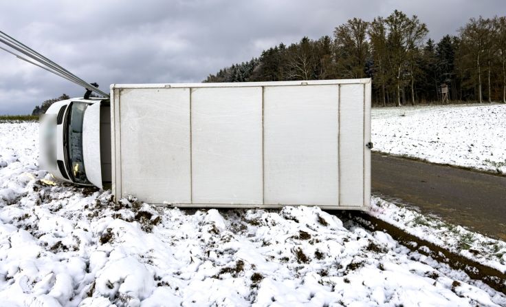 Der umgestürzte Kleintransporter (Foto: TEAM FOTOKERSCHI / WERNER KERSCHBAUMMAYR)