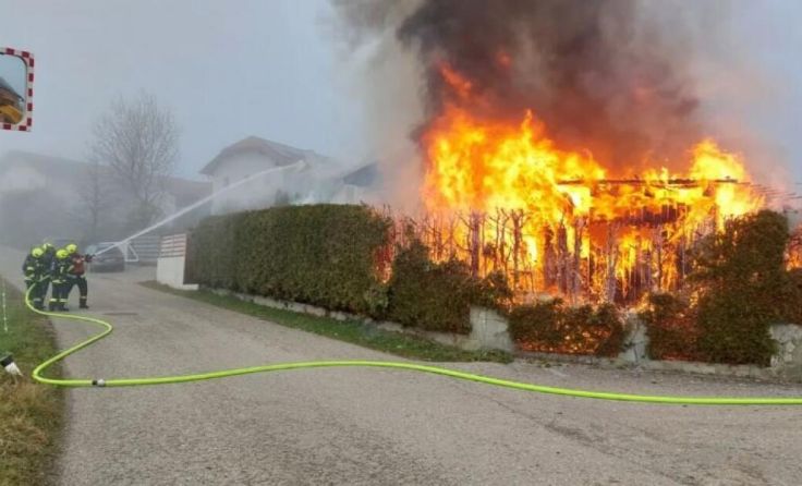 Der Holzanbau brannte lichterloh. (Foto: FF Garsten)