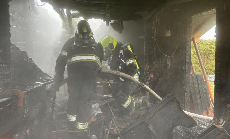 Feuerwehrleute in den Trümmern der Hütte (Foto: Bfkdo Amstetten)