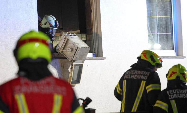 Feuerwehrleute bei der Arbeit (Foto: laumat/Matthias Lauber)