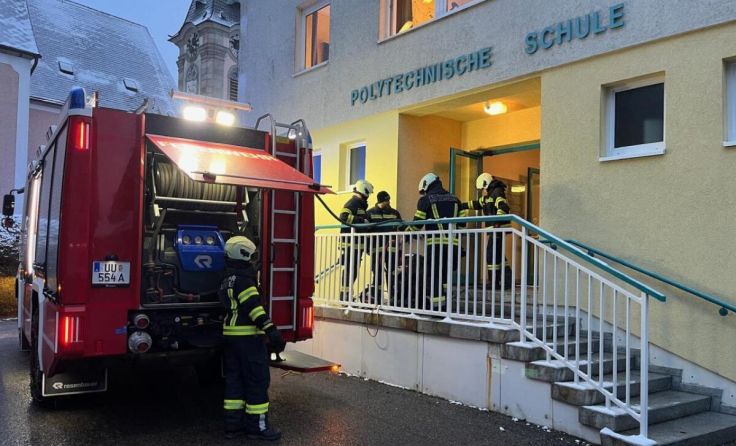 Feuerwehrleute vor der Schule (Foto: FF Bad Leonfelden)