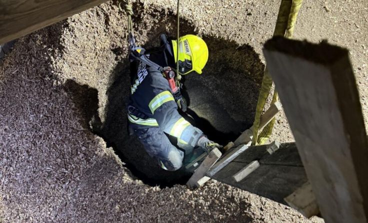 Schlussendlich musste ein Feuerwehrmann abgeseilt werden. (Foto: FF St. Florian)