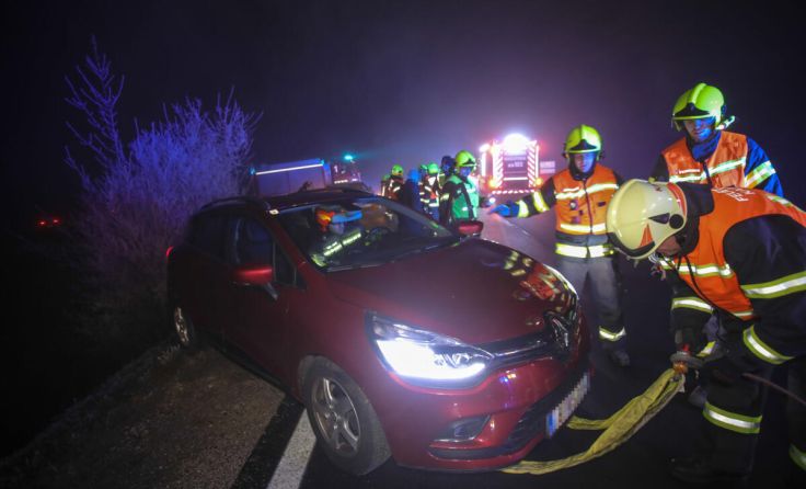 Feuerwehrleute bei der Bergung (Foto: laumat/Christian Schürrer)