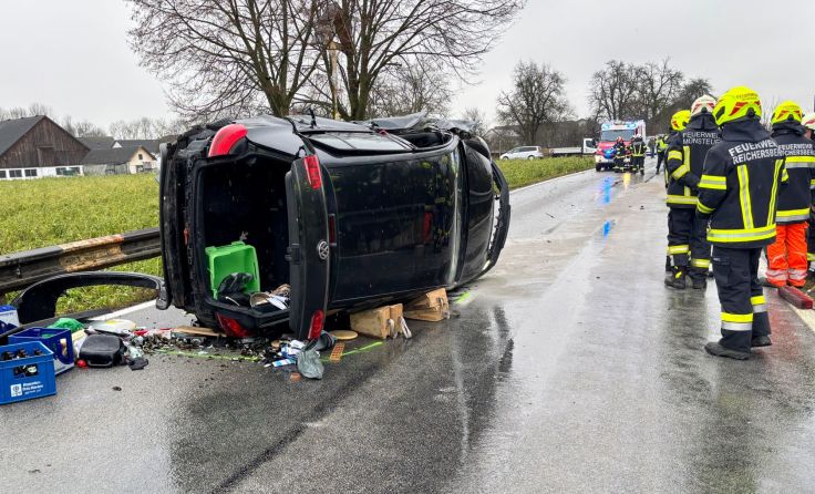 Eines der Unfallfahrzeuge blieb auf der Seite liegen (Foto: TEAM FOTOKERSCHI / CHRISTIAN DOMS)