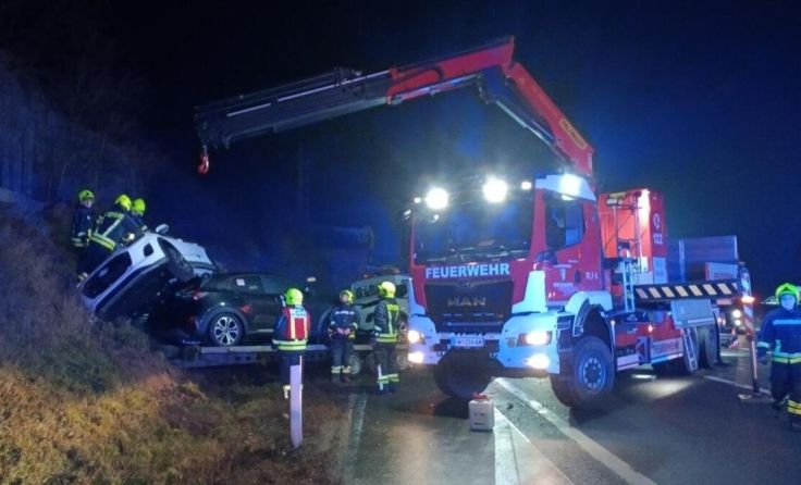Die Feuerwehr musste sechs Fahrzeuge bergen. (Foto: Bfkdo Amstetten / FF St. Valentin)
