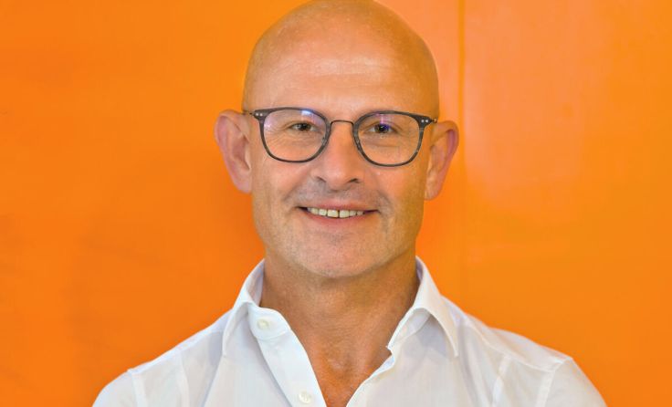 Hörgeräte-Akustikermeister Franz Sturm empfiehlt das neue Pure Charge & Go IX. (Foto: Sturm)