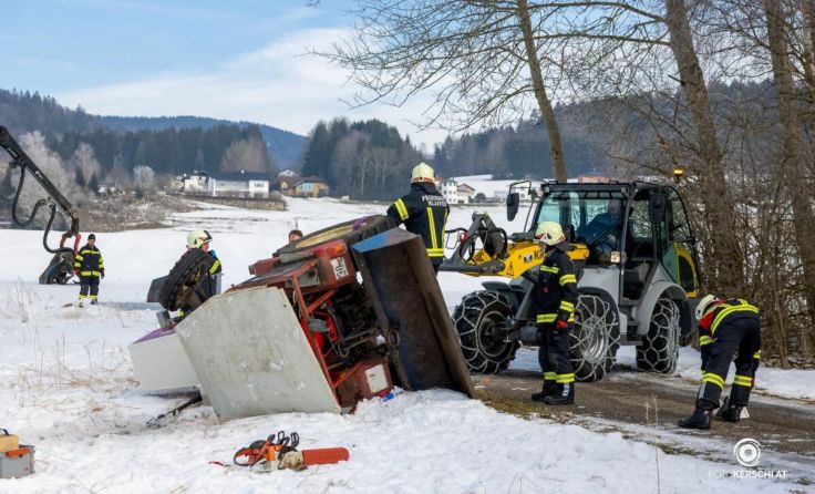 Die Einsatzkräfte bei der Traktorbergung (Foto: TEAM FOTOKERSCHI / FRANZ PLECHINGER)