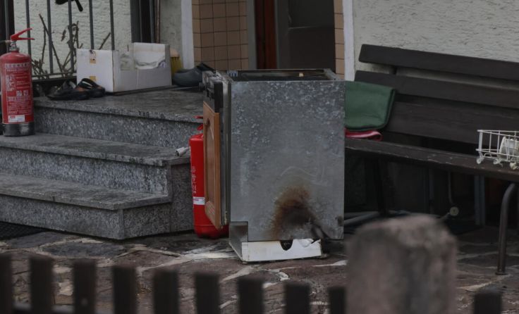 Feuerwehrleute brachten den Geschirrspüler ins Freie. (Foto: laumat/Matthias Lauber)