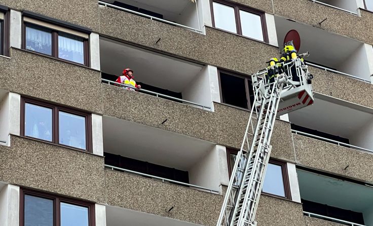 Die Drehleiter kam zum Einsatz. (Foto: TEAM FOTOKERSCHI / KLAUS MADER)