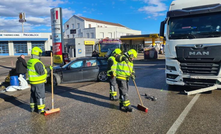 An der Unfallstelle (Foto: FF Ansfelden)