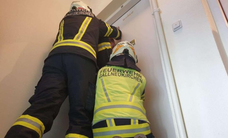 Feuerwehrleute bei der Türöffnung (Foto: FF Gallneukirchen)