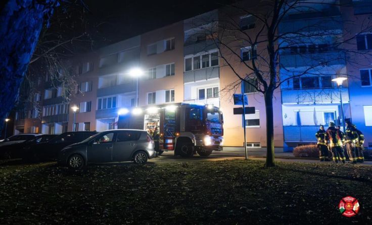 Die Feuerwehr vor dem betroffenen Wohnhaus. (Foto: FF Bad Schallerbach)