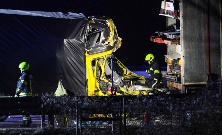 Die komplett zerstörte Fahrerkabine des Kleinlastwagens (Foto: laumat/Matthias Lauber)