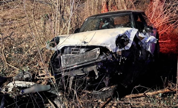 Der schwer beschädigte Unfallwagen (Foto: Feuerwehr Niederneukirchen)
