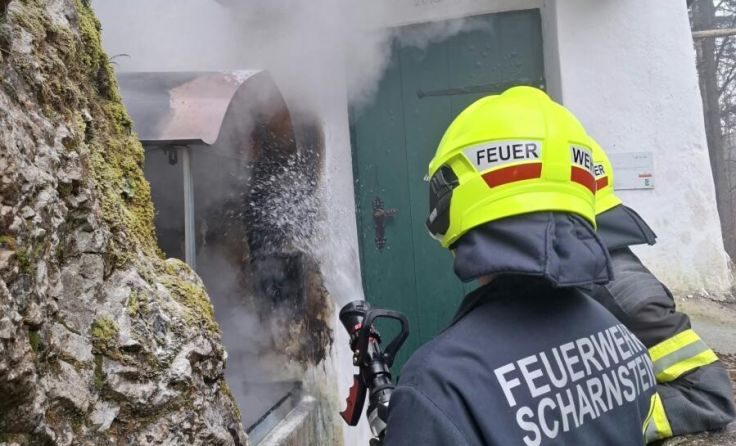 Zwei Feuerwehrmänner bei der Arbeit (Foto: FF Scharnstein)