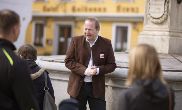 Fremdenführer Martin Luger empfiehlt das Programm: wko.at/ooe/welttag2025 (Foto: WKOÖ)