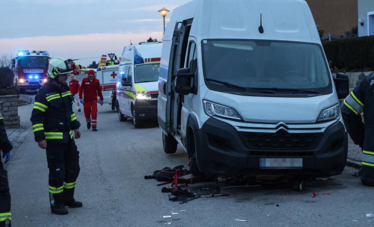 Der Mann wurde nach dem Unfall ins Krankenhaus geflogen. (Foto: laumat/Matthias Lauber)