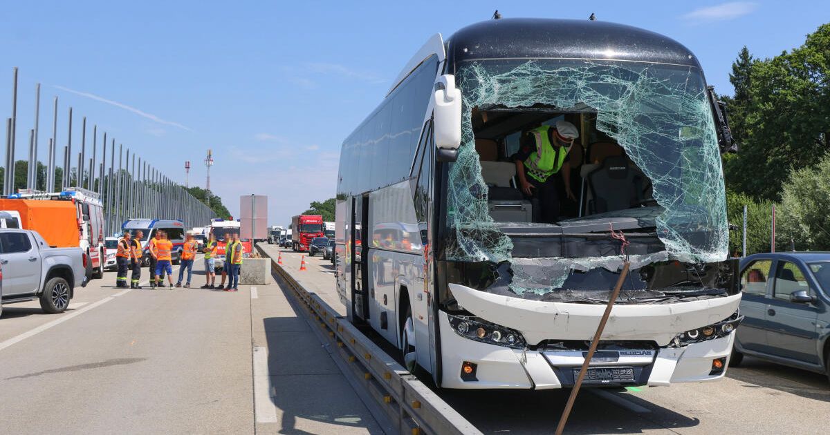 Schwerer Busunfall auf A1 bei Linz: Drei Verletzte nach Kollision im ...