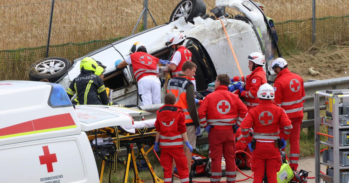 Schwerer Unfall auf der A1 bei Eggendorf: Frau eingeklemmt