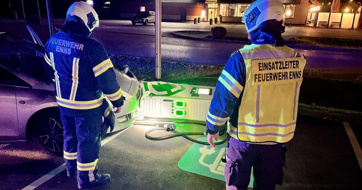 Car driver knocked over electric car charging station in Enns