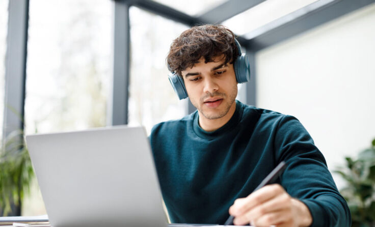 Mit Wissenschaftsvideos das Internet sinnvoll nutzen (Foto: Prostock-studio/stock.adobe.com)