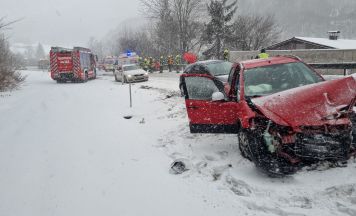 Drei Fahrzeuge in schweren Verkehrsunfall in Lauffen verwickelt
