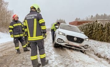 Vater und Kleinkind landen bei Unfall in Zell am Moos im Straßengraben