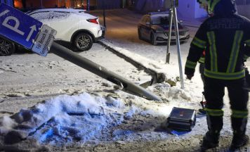 Feuerwehr in Sattledt zu angefahrenem Lichtmast alarmiert