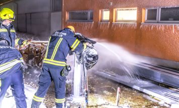 Geplatzter Hydrant sorgt für vereiste Fassade