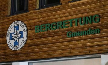 Drei junge Bergsteiger gerieten am vereisten Hernlersteig am Traunstein in Bergnot